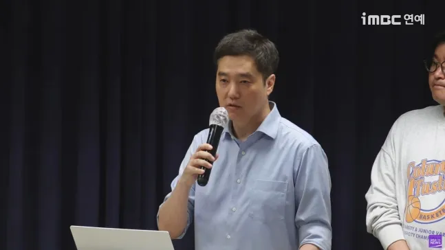 O advogado Bu Ji-seok recebeu o microfone e pediu paciência, mas a galera já tá ansiosa!