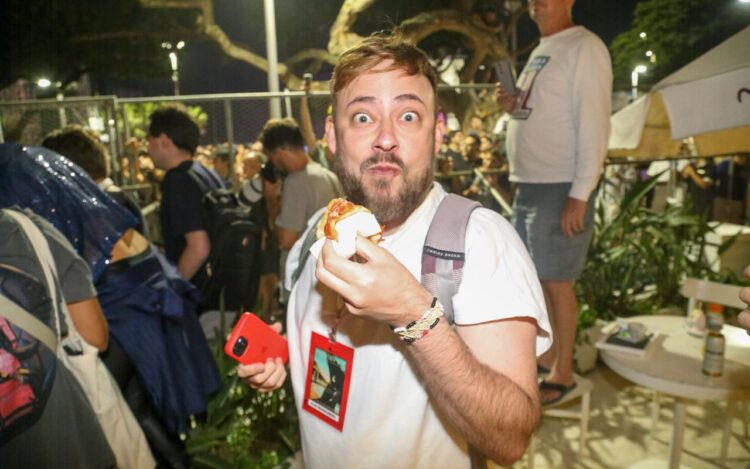 Fã comendo pizza enviada por Lady Gaga